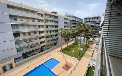 Vista exterior de Apartament en venda en Badalona amb Jardí privat, Terrassa i Balcó