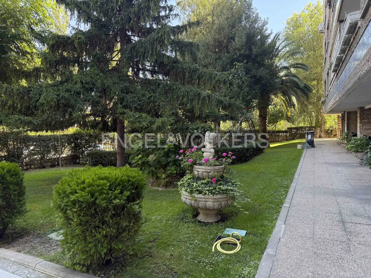 Vista exterior de Piso en venta en Madrid con Calefacción, Parquet y Terraza