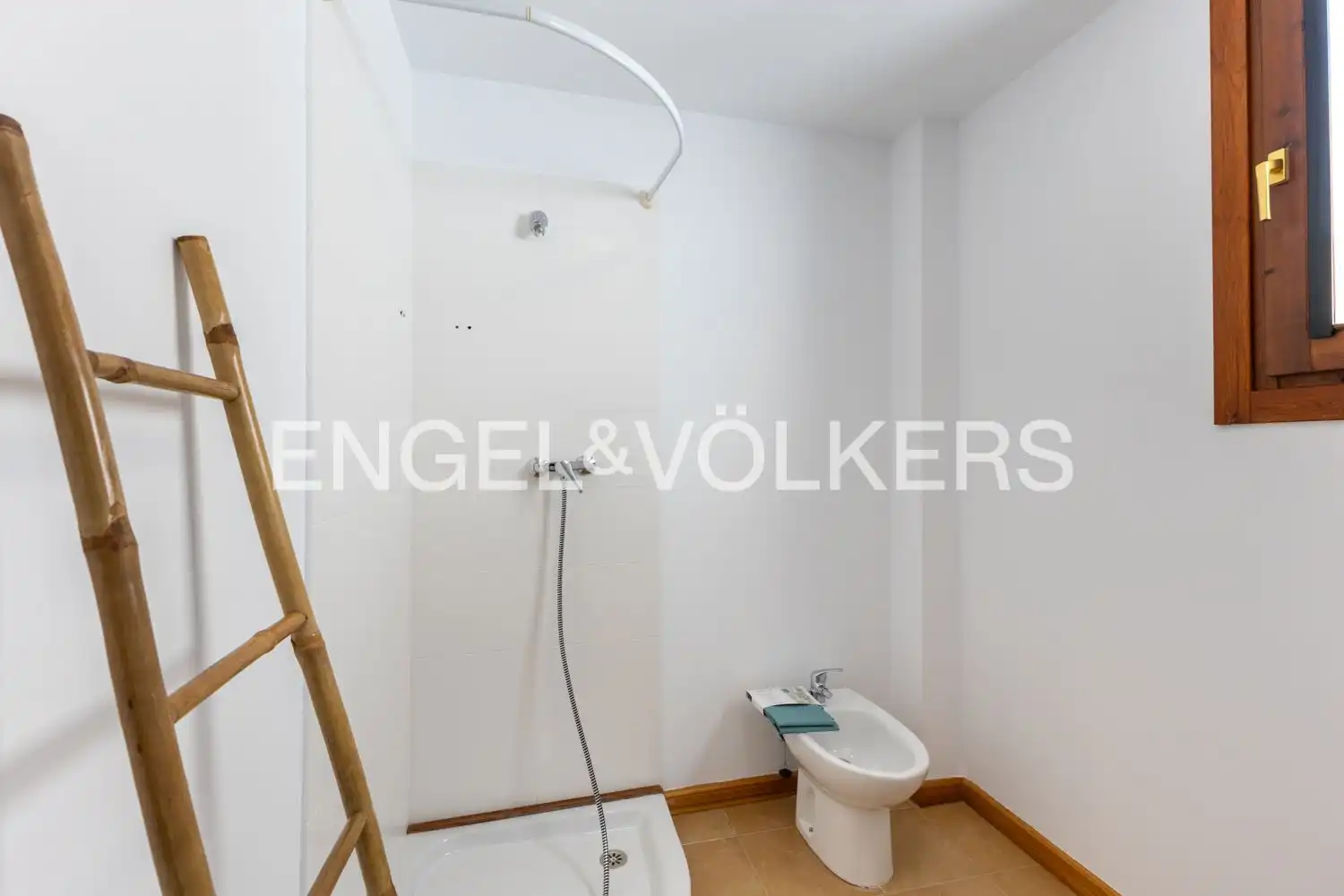 Baño de Piso de alquiler en Chóvar con Calefacción y Amueblado