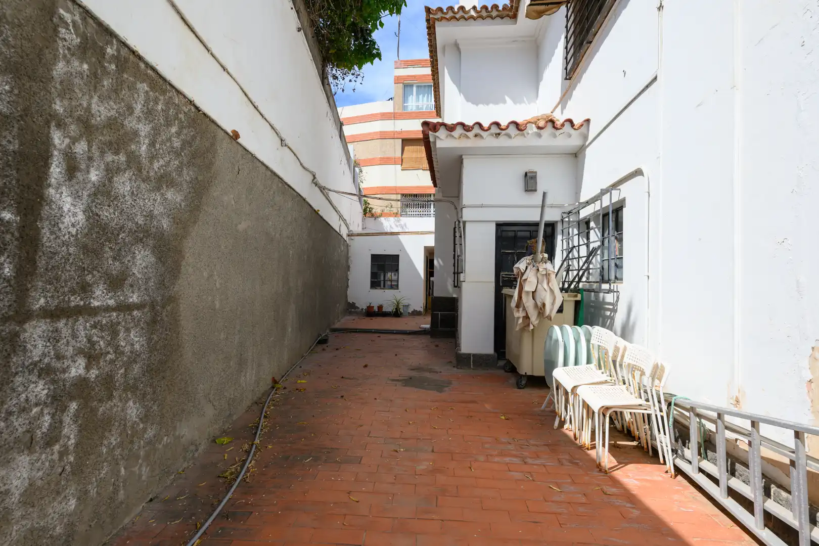 Vista exterior de Casa o xalet en venda en Las Palmas de Gran Canaria amb Aire condicionat, Jardí privat i Terrassa