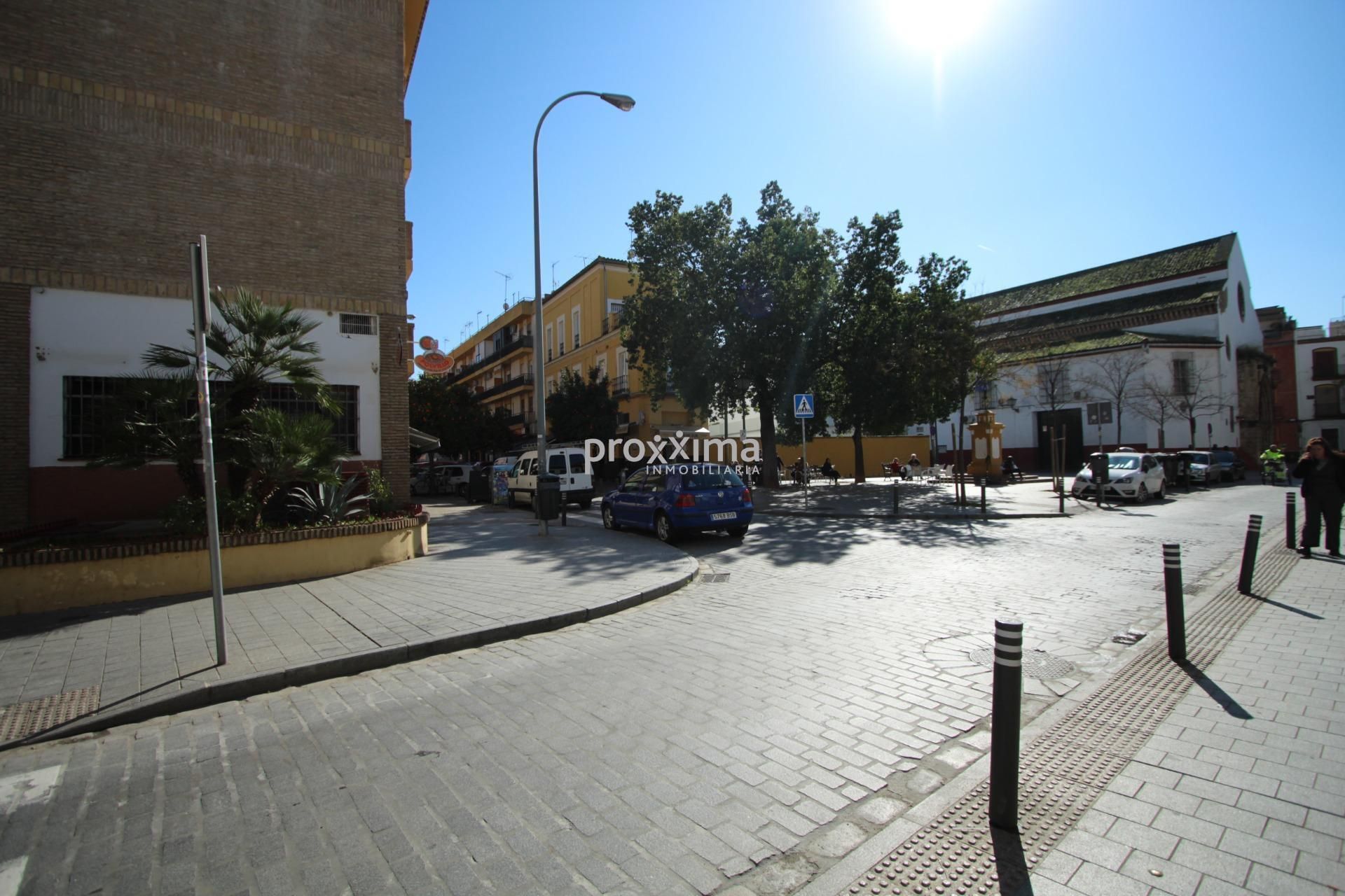 Vista exterior de Local en venda en  Sevilla Capital amb Aire condicionat
