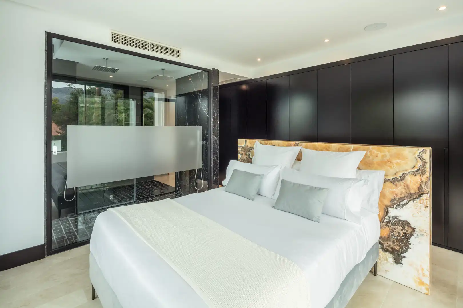 Dormitori de Casa o xalet en venda en Marbella amb Aire condicionat, Jardí privat i Terrassa