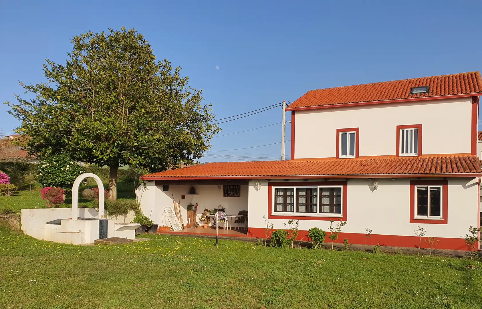 Vista exterior de Casa o xalet en venda en Oleiros amb Parquet, Terrassa i Traster