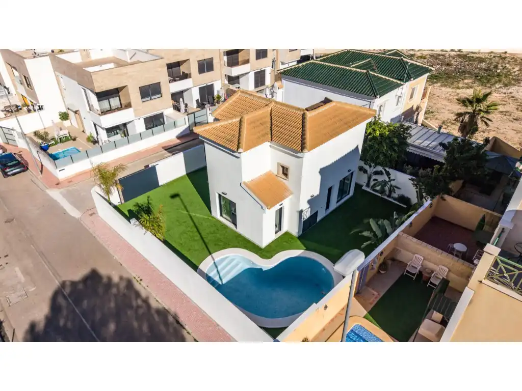 Casa amb piscina en venda a Calle Puig Mayor-Las Filipinas