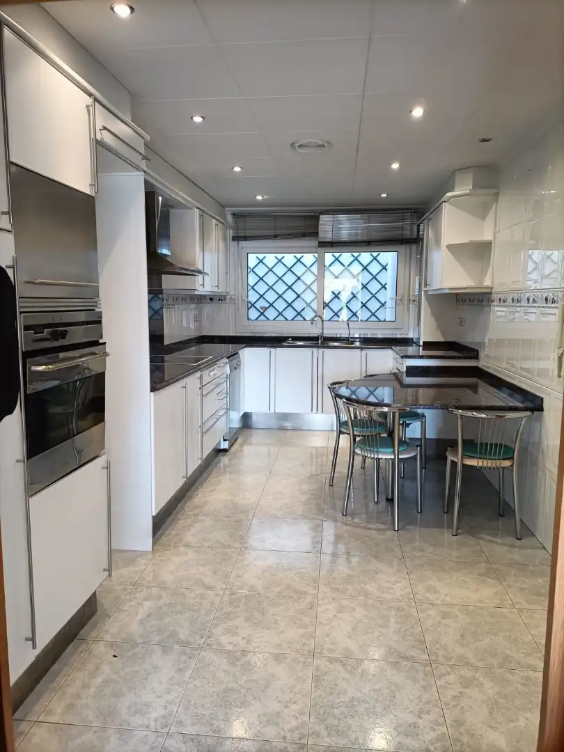 Cocina de Dúplex en venta en Pineda de Mar con Calefacción, Terraza y Amueblado
