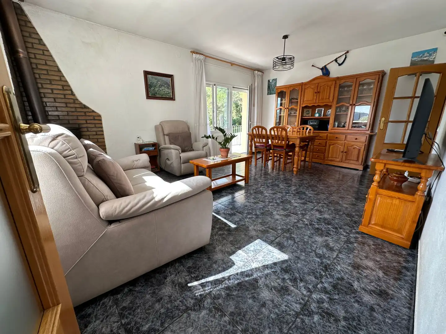 Sala d'estar de Casa o xalet en venda en Corbera de Llobregat amb Aire condicionat, Calefacció i Jardí privat