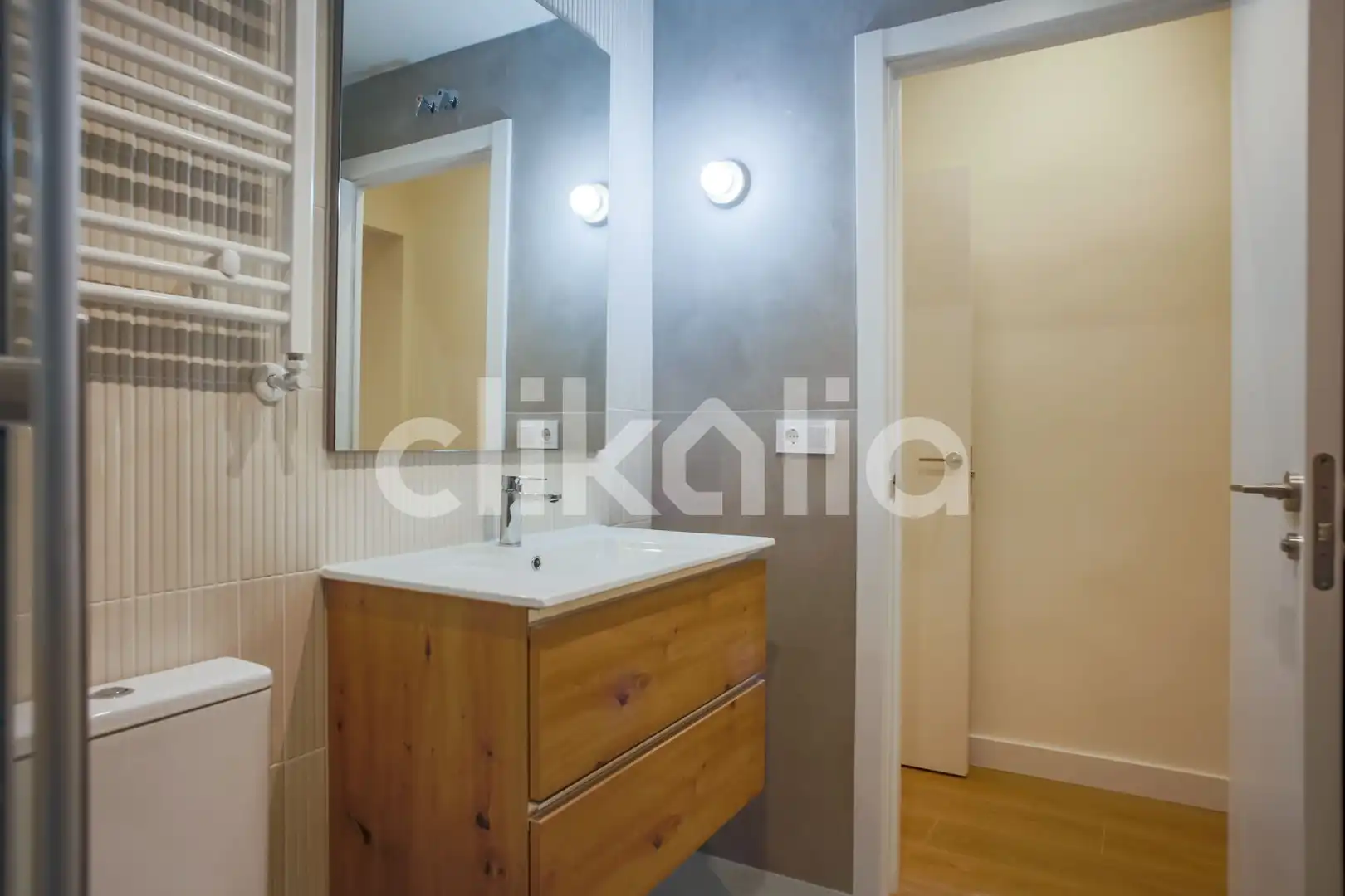 Badezimmer von Wohnung zum Verkauf in Madrid mit Klimaanlage und Heizung