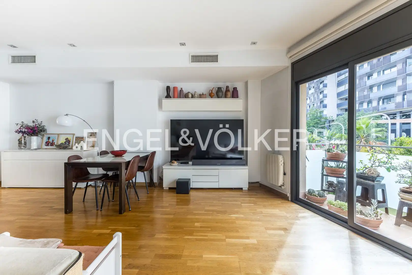 Sala de estar de Casa adosada en venta en Barcelona con Aire acondicionado, Calefacción y Jardín privado