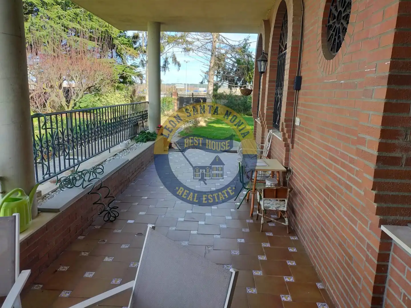 Jardí de Casa o xalet en venda en León Capital  amb Calefacció