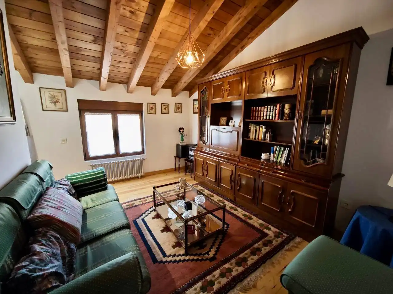 Sala d'estar de Casa adosada en venda en Rebolledo de la Torre amb Calefacció, Parquet i Moblat