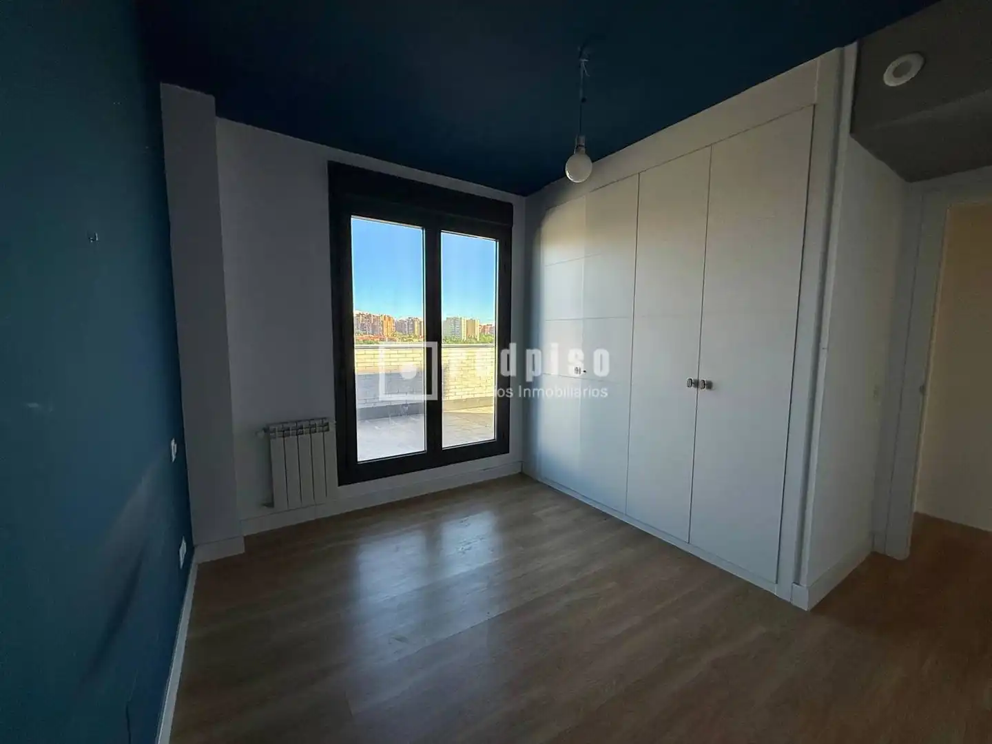 Schlafzimmer von Dachboden zur Miete in Madrid mit Heizung, Terrasse und Abstellraum