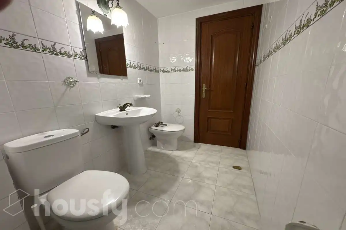 Baño de Piso de alquiler en Torrejón de Ardoz con Calefacción, Parquet y Terraza