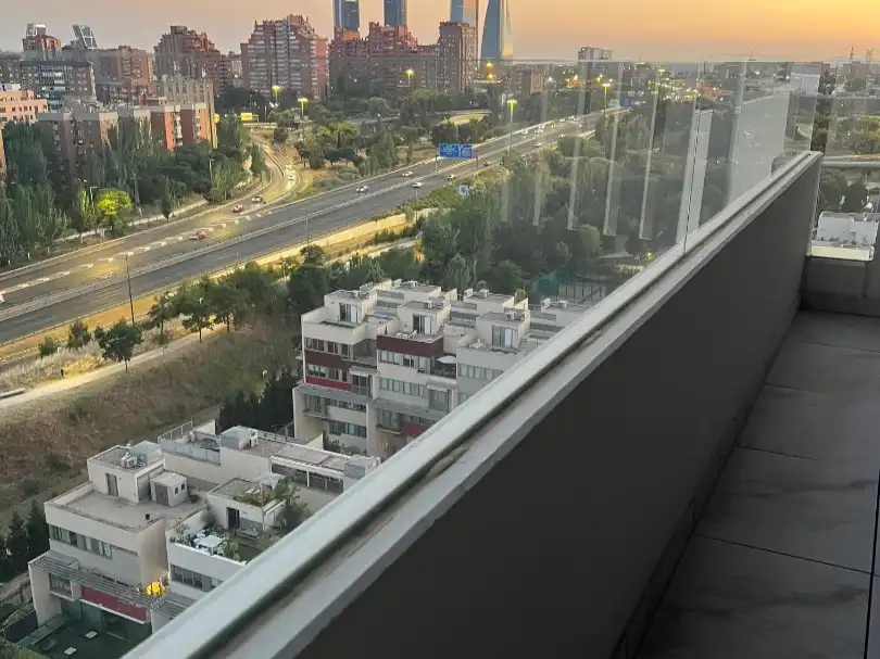 Vista exterior de Pis de lloguer en  Madrid Capital amb Aire condicionat, Terrassa i Piscina