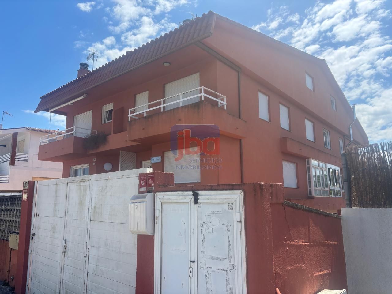 Vista exterior de Casa adosada en venda en Vigo  amb Calefacció, Terrassa i Moblat