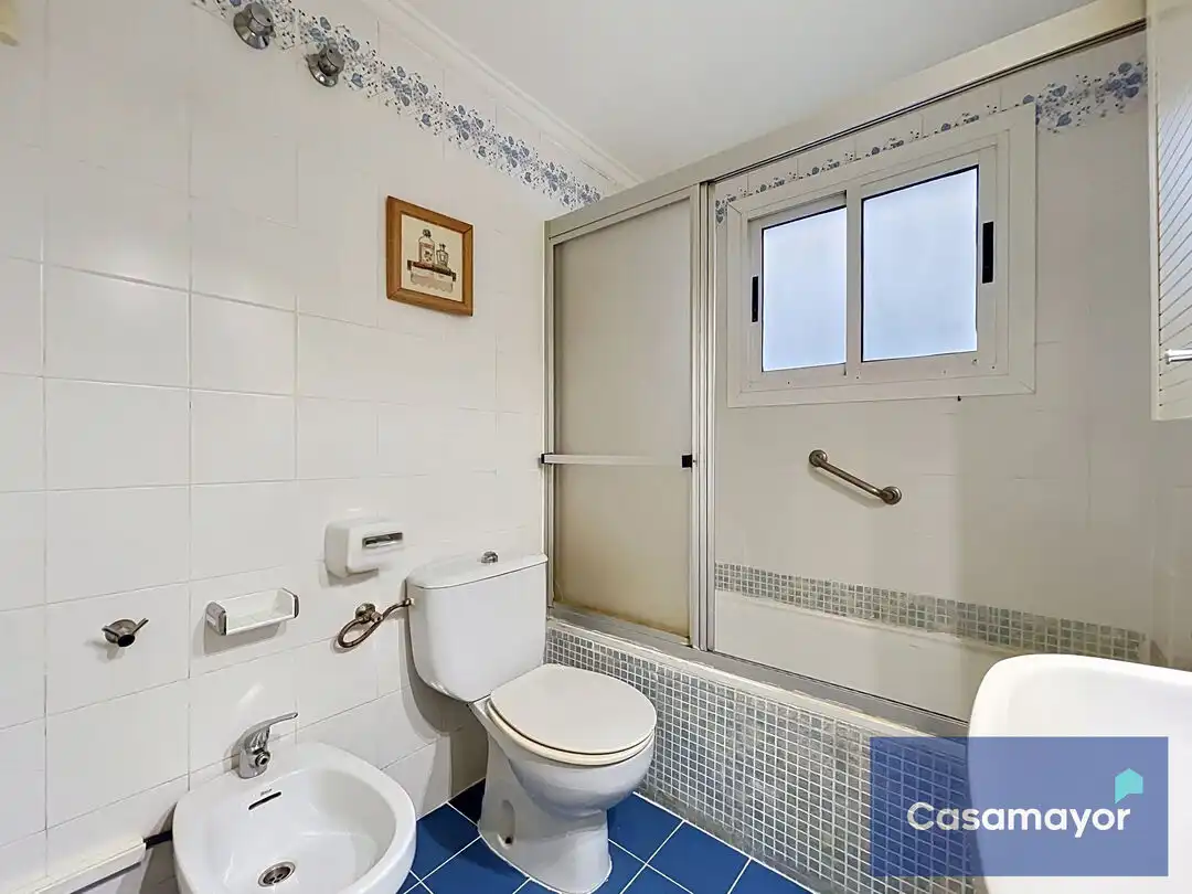 Badezimmer von Wohnung zum Verkauf in Alicante / Alacant mit Klimaanlage, Abstellraum und Balkon