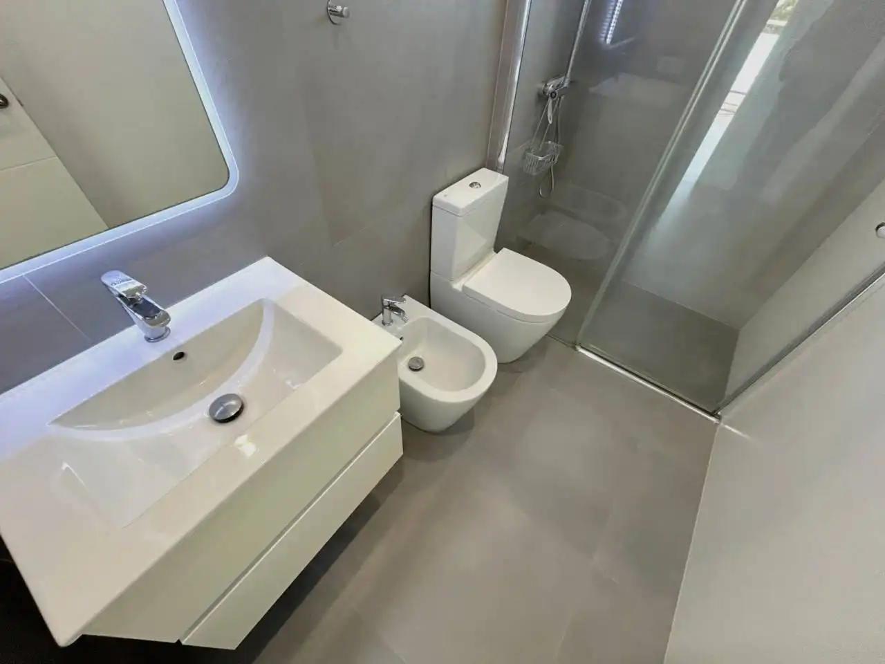 Badezimmer von Wohnungen zum Verkauf in Castell d'Aro, Platja d'Aro i s'Agaró mit Balkon und Alarm