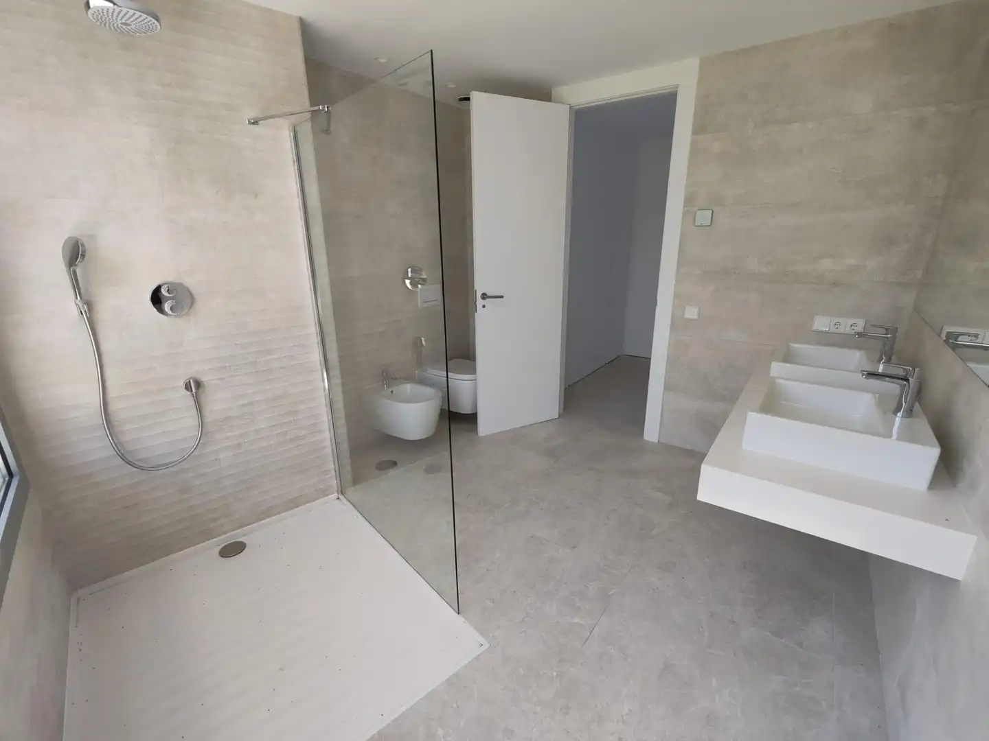 Badezimmer von Wohnungen zum Verkauf in Marbella mit Klimaanlage, Heizung und Privatgarten