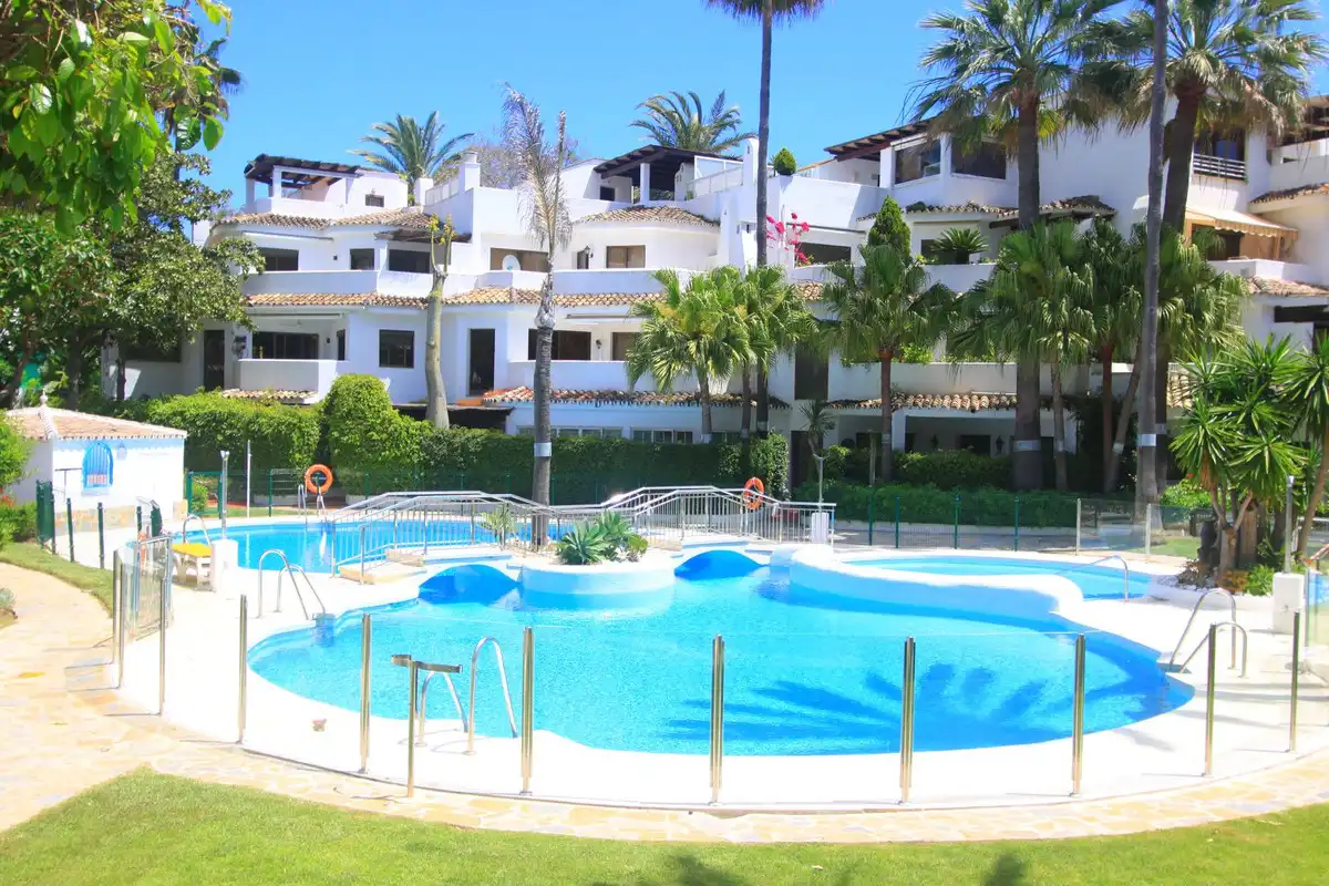 Vista exterior de Apartament en venda en Marbella amb Aire condicionat, Moblat i Balcó