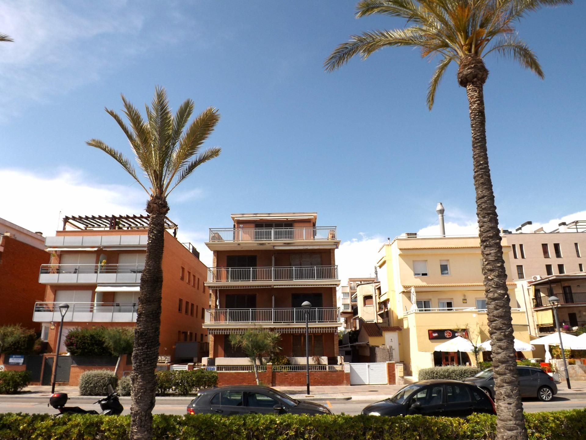 Vista exterior de Pis en venda en Calafell amb Aire condicionat, Calefacció i Jardí privat