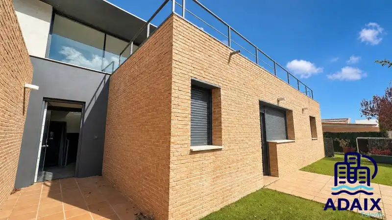 Exterior view of Houses for sale in Layos  with Air Conditioner, Heating and Terrace