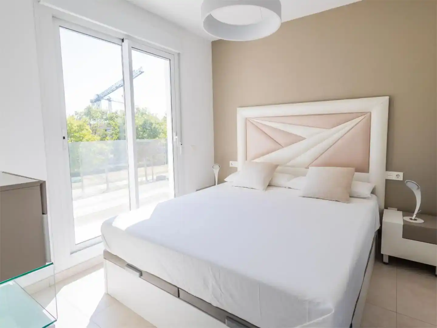 Schlafzimmer von Wohnungen zur Miete in Chipiona mit Klimaanlage, Privatgarten und Schwimmbad