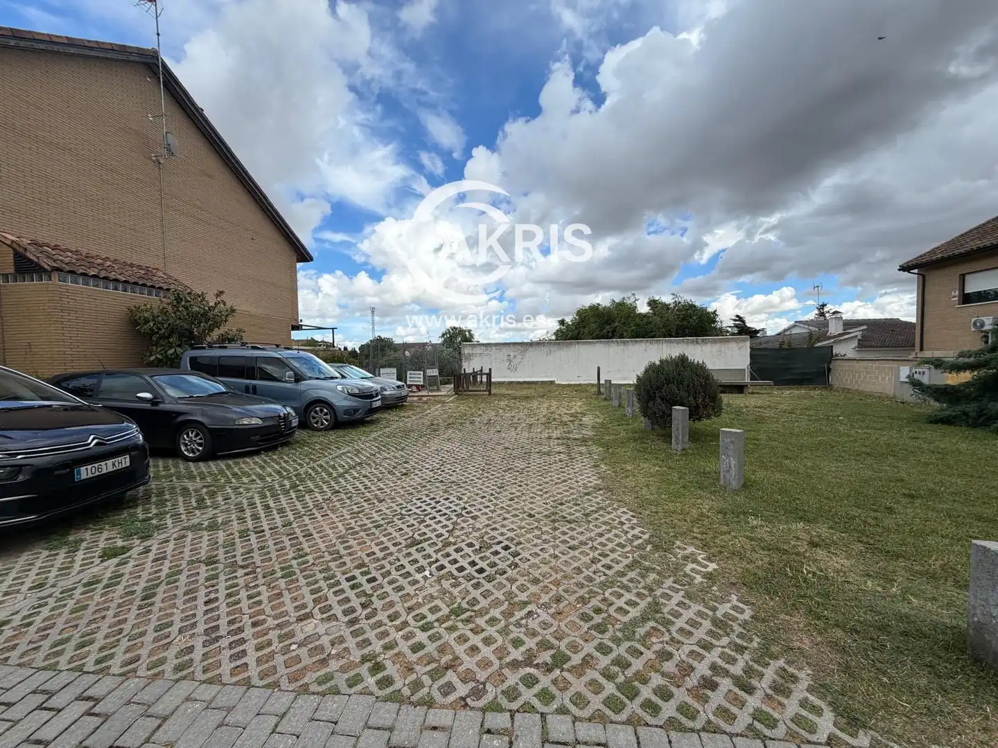 Parkplatz von Einfamilien-Reihenhaus zum Verkauf in Casarrubios del Monte mit Klimaanlage, Heizung und Terrasse