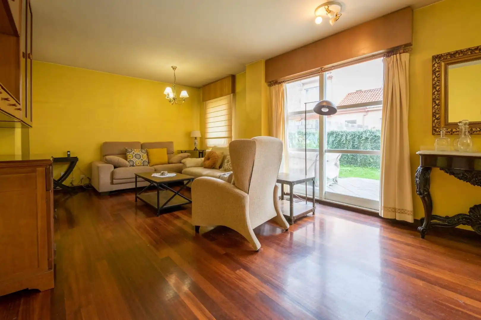 Sala de estar de Casa adosada en venta en Oleiros con Calefacción, Jardín privado y Parquet