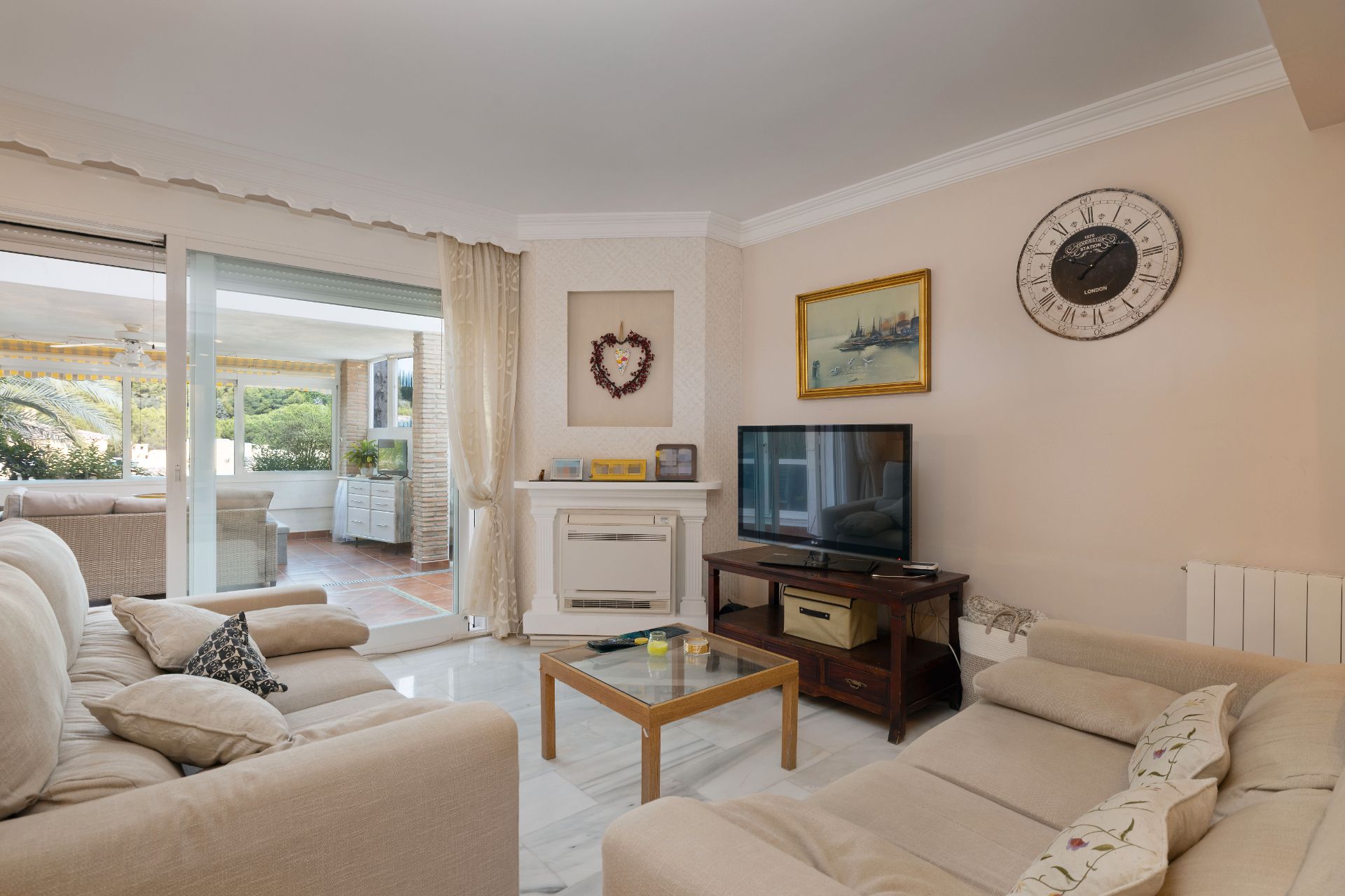 Living room of Single-family semi-detached for sale in Marbella  with Air Conditioner, Terrace and Storage room