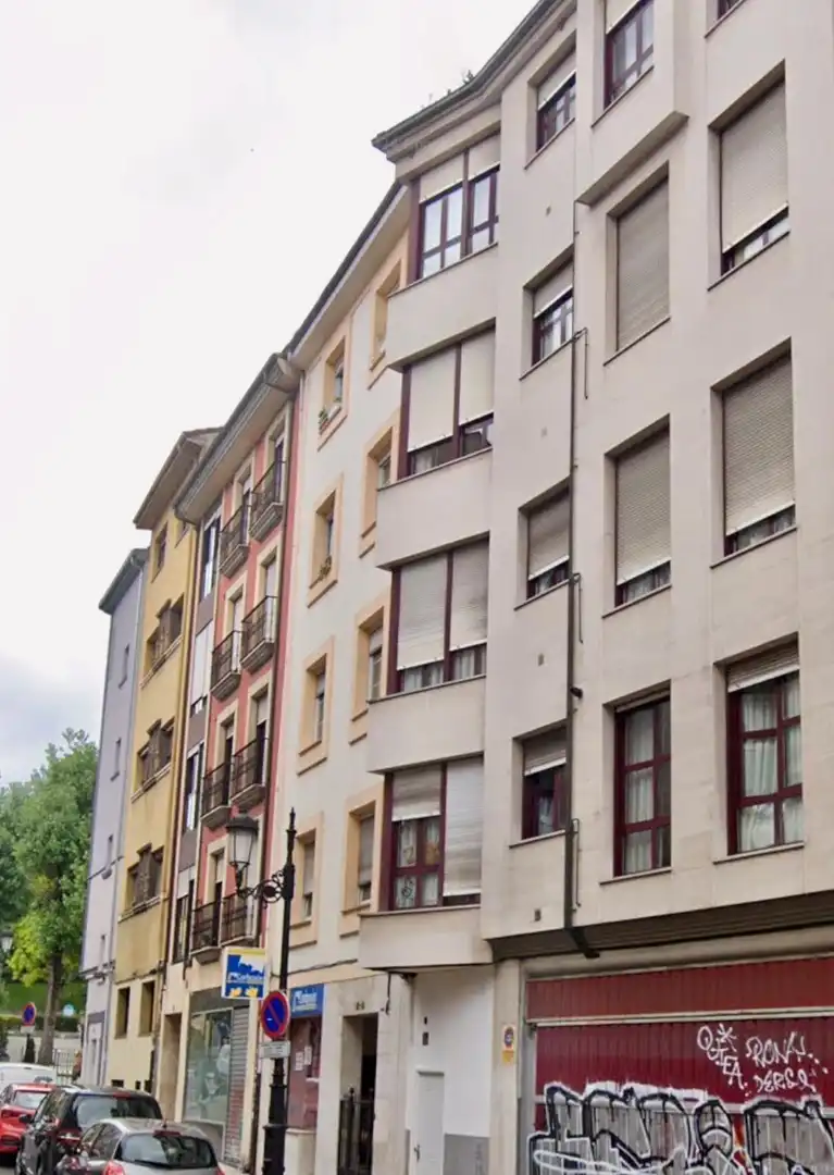 Vista exterior de Piso en venta en Oviedo  con Balcón