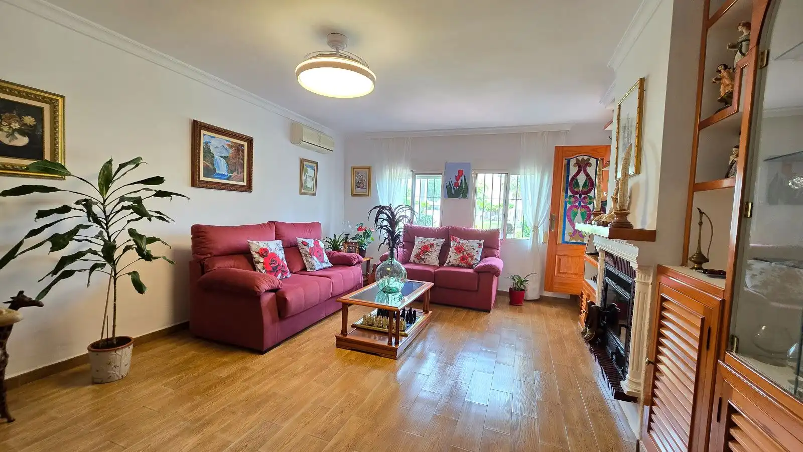Wohnzimmer von Einfamilien-Reihenhaus zum Verkauf in Málaga mit Klimaanlage, Heizung und Schwimmbad