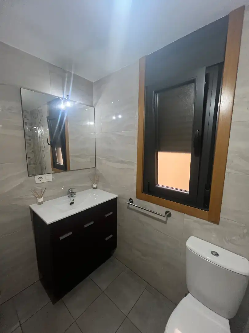 Bathroom of Flat for rent in Vigo   with Heating, Oven and Washing machine