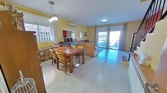 Sala de estar de Casa o chalet en venta en Santa Perpètua de Mogoda con Aire acondicionado, Calefacción y Jardín privado