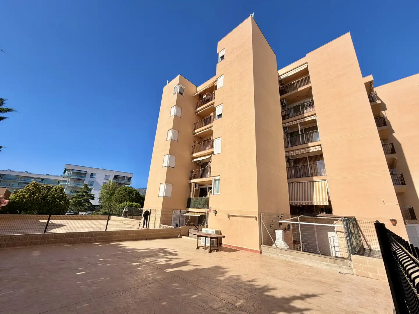 Vista exterior de Pis en venda en Roses amb Calefacció, Jardí privat i Piscina