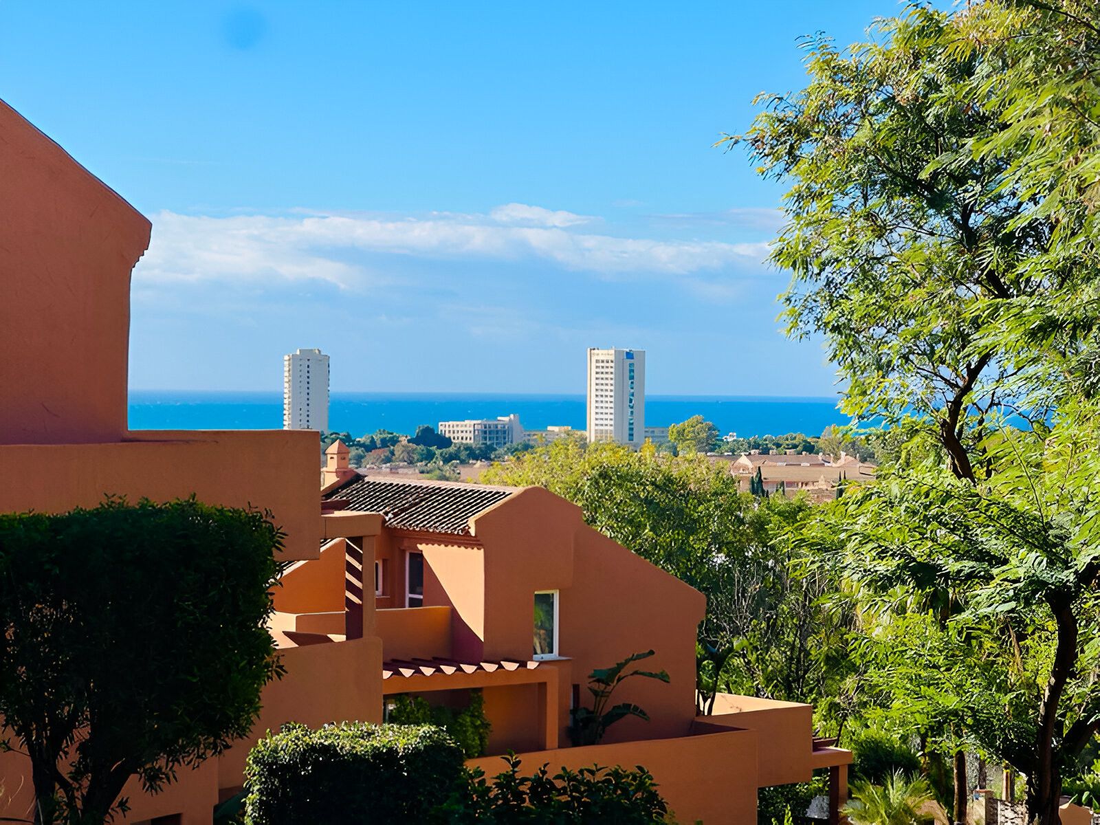 Vista exterior de Planta baixa en venda en Marbella amb Aire condicionat, Terrassa i Traster