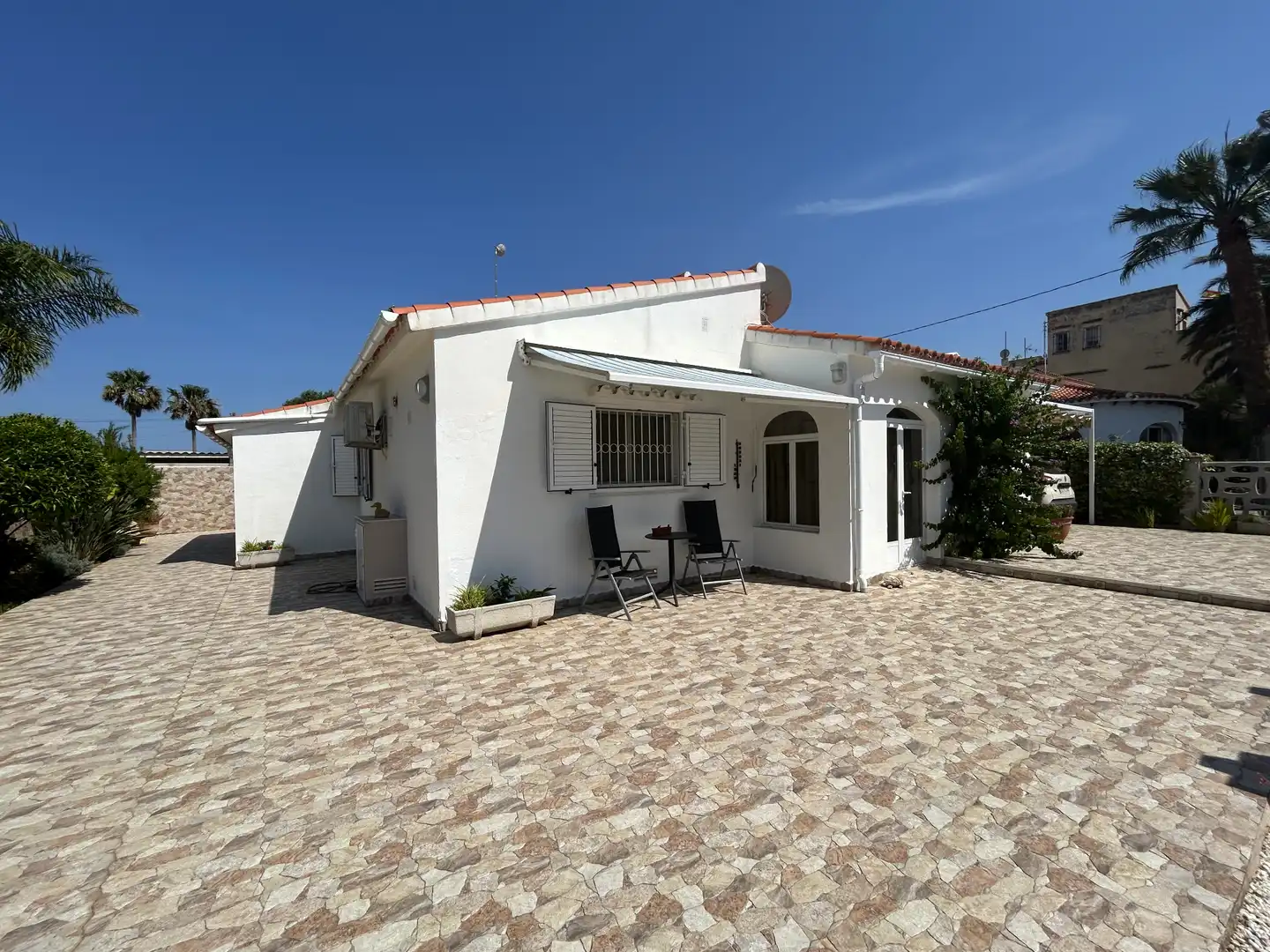 Außenansicht von Haus oder Chalet zum Verkauf in Els Poblets mit Klimaanlage, Heizung und Privatgarten