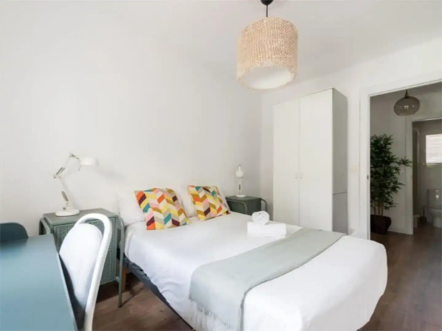 Habitación de Piso de alquiler en  Logroño con Aire acondicionado, Parquet y Amueblado