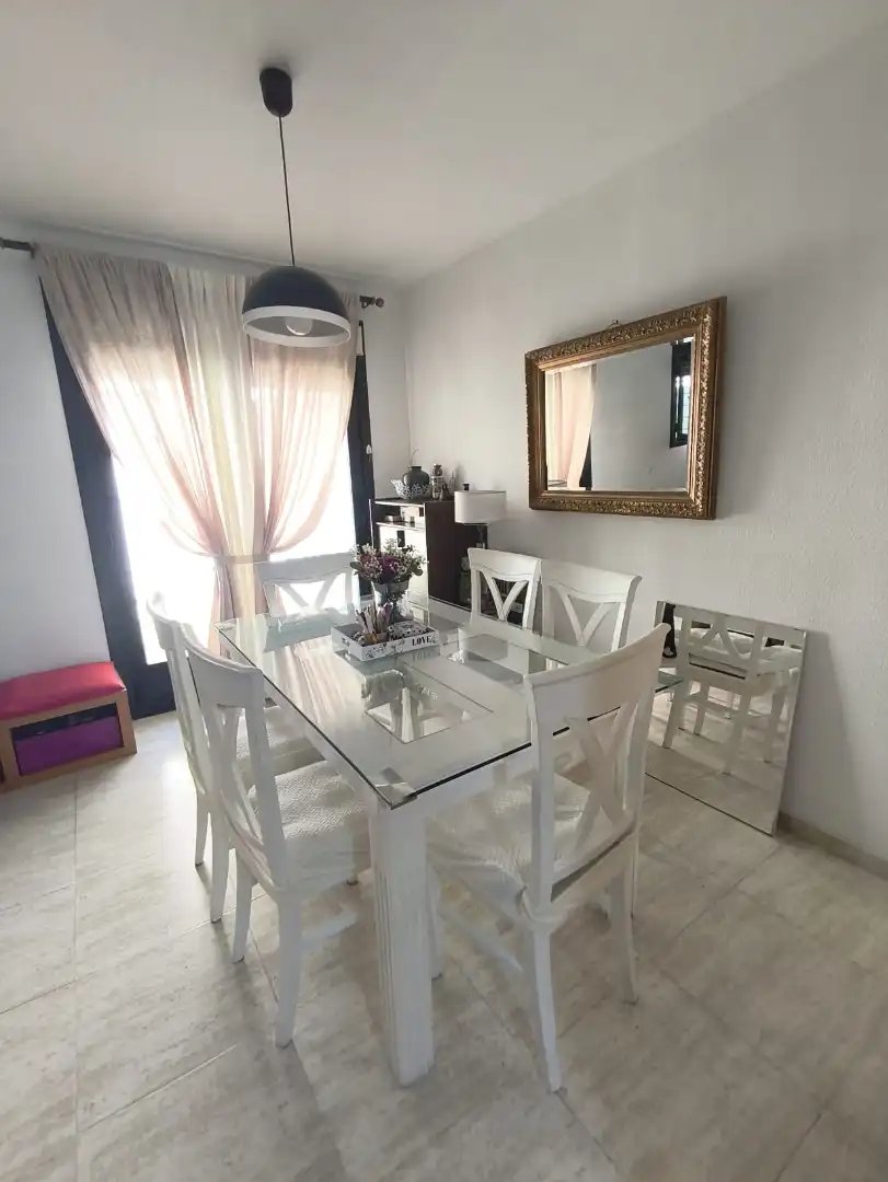 Esszimmer von Einfamilien-Reihenhaus zum Verkauf in Casarrubios del Monte mit Klimaanlage, Heizung und Privatgarten