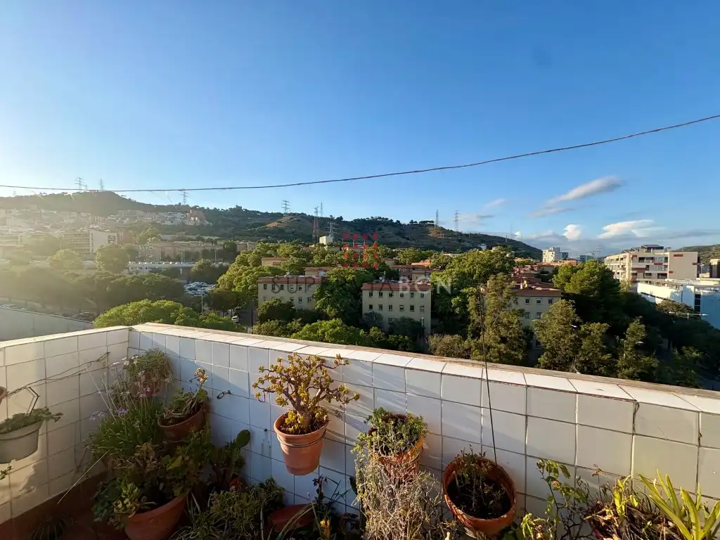 Vista exterior de Àtic en venda en Barcelona