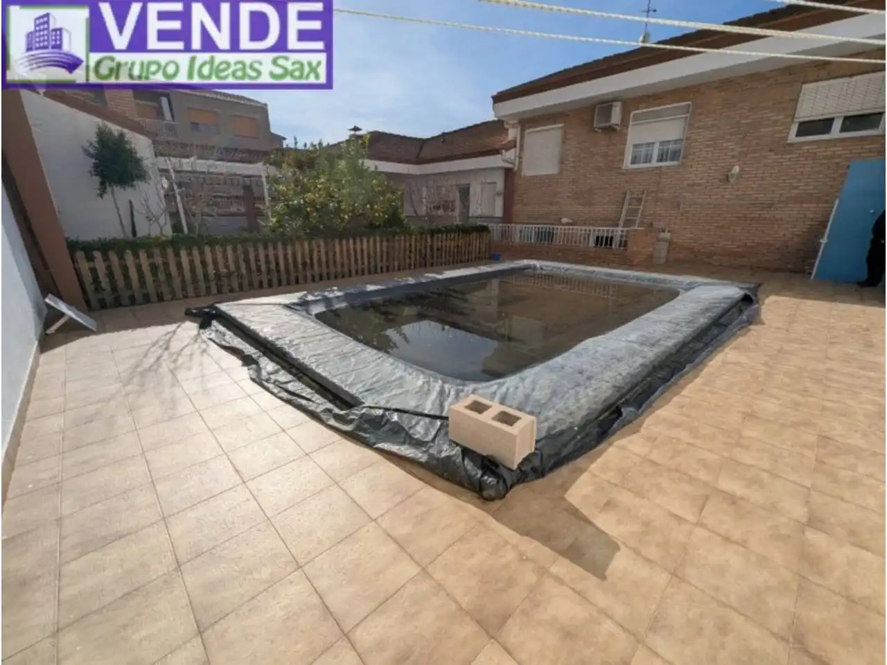 Piscina de Casa adosada en venda en Sax