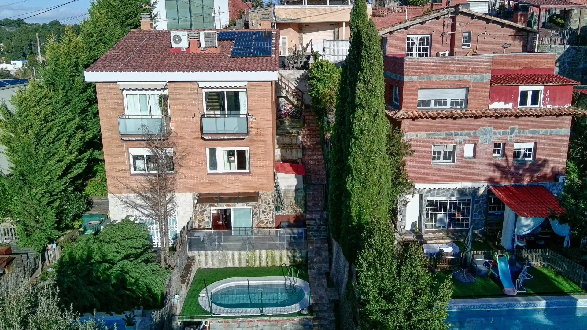 Außenansicht von Einfamilien-Reihenhaus zum Verkauf in Terrassa mit Privatgarten, Parkett und Terrasse