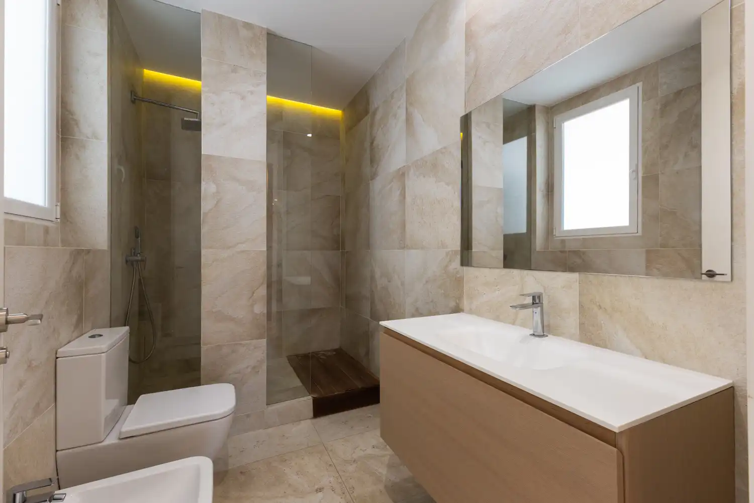 Bathroom of Flat for rent in Valencia  with Air Conditioner, Heating and Furnished
