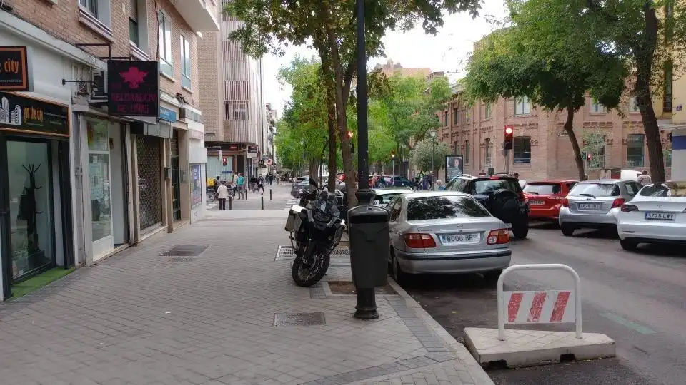 Garaje de alquiler en Calle de Galileo, 48, Arapiles