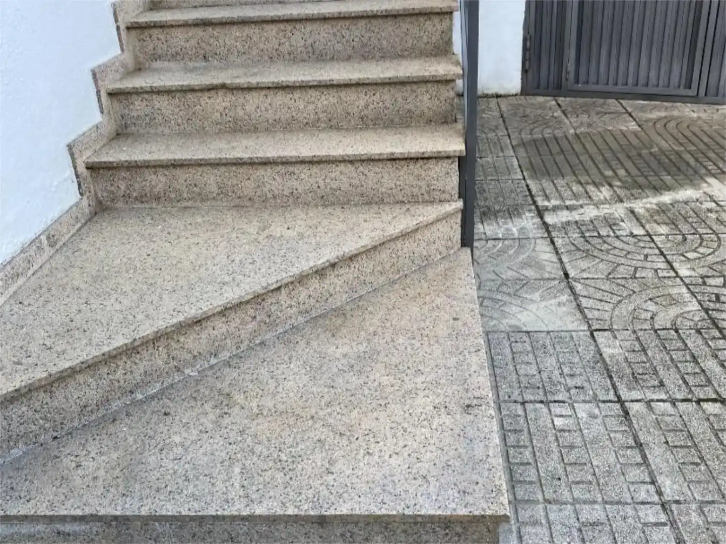 Vista exterior de Casa adosada en venda en Agudo amb Balcó