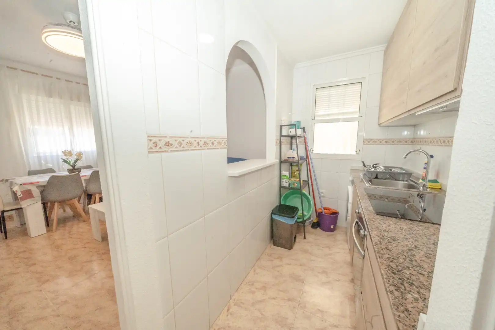 Cocina de Apartamento de alquiler en Torrevieja con Aire acondicionado, Terraza y Piscina