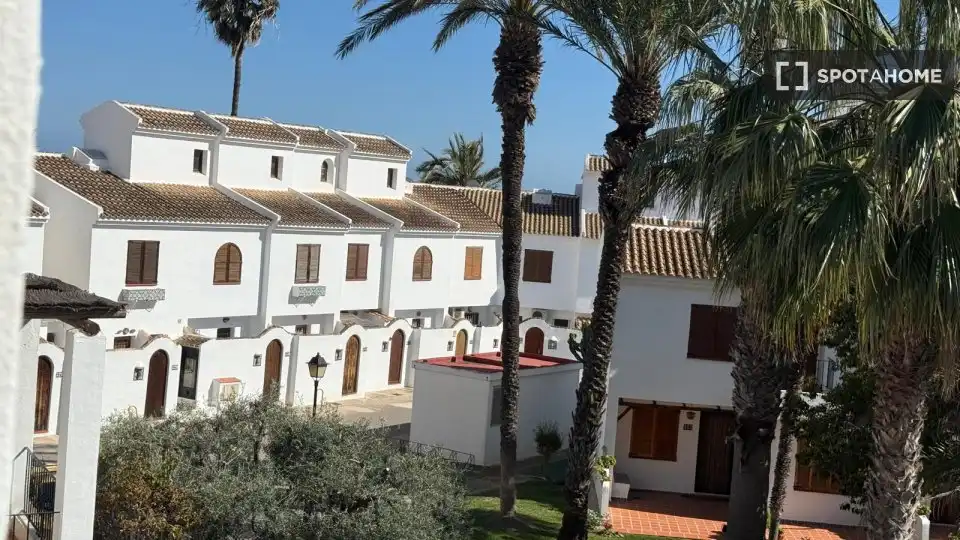 Vista exterior de Apartament per a compartir en La Manga del Mar Menor amb Aire condicionat, Terrassa i Moblat
