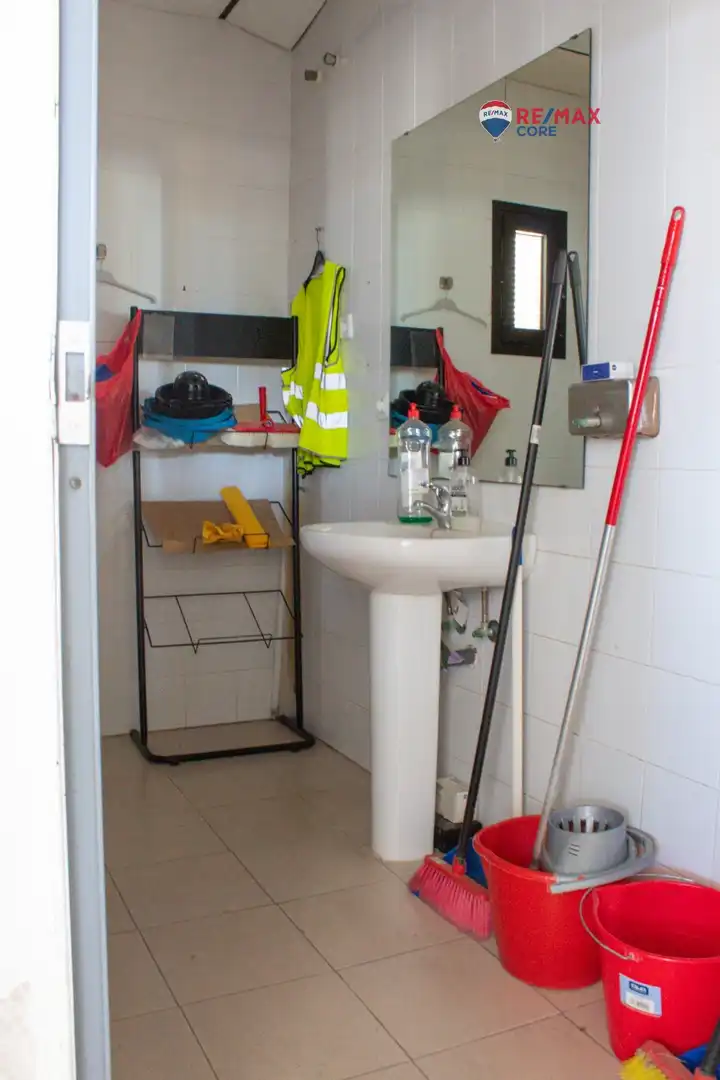Bany de Local en venda en Badajoz amb Aire condicionat