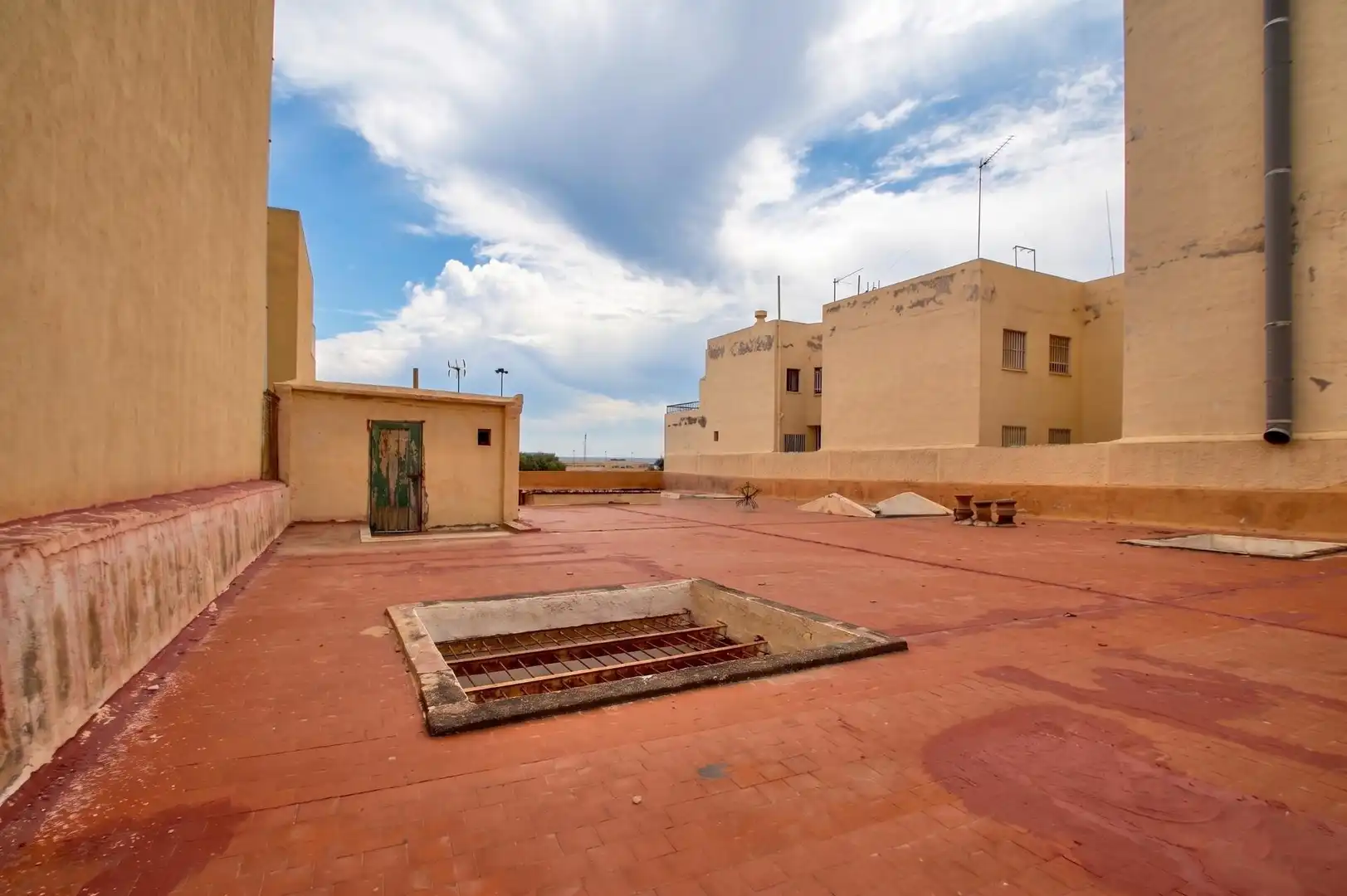 Vista exterior de Edificio en venta en Almería