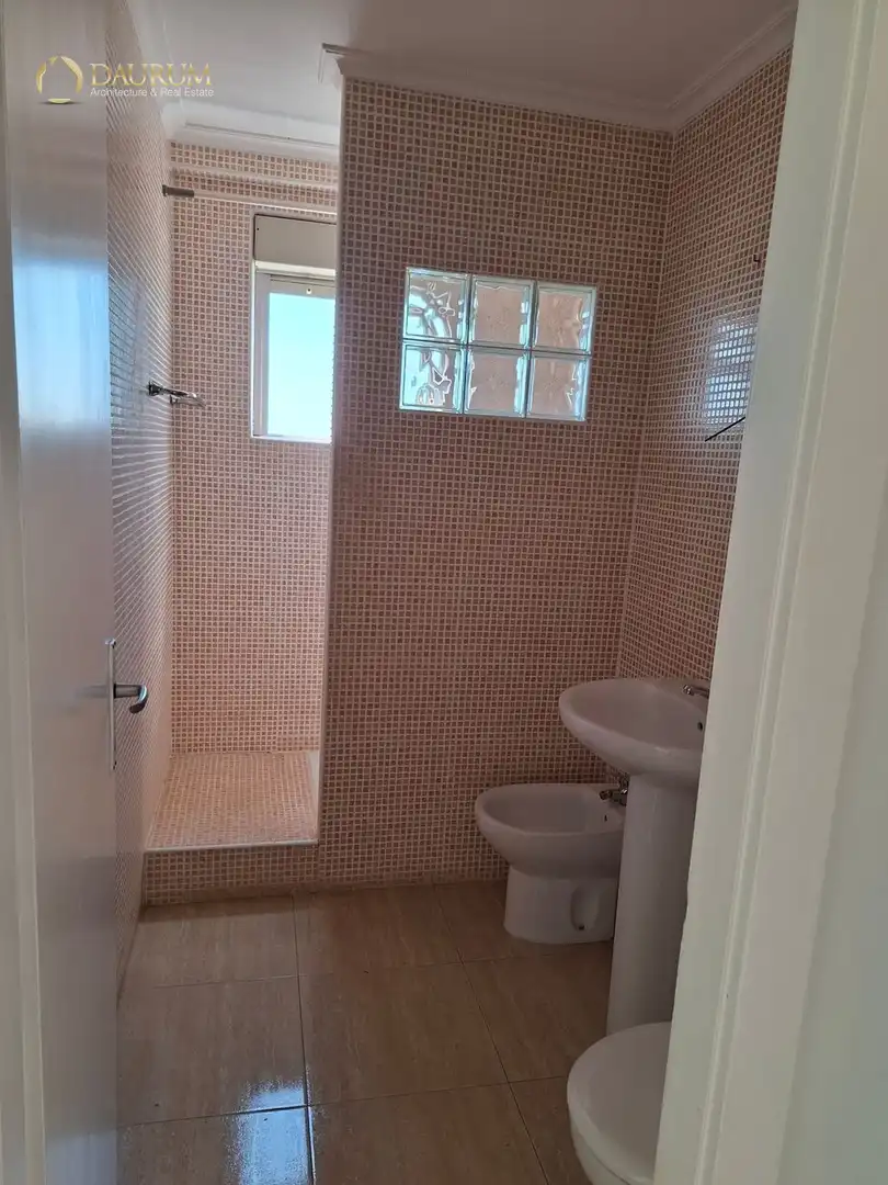 Bathroom of Flat for sale in Sevilla  with Air Conditioner, Heating and Terrace