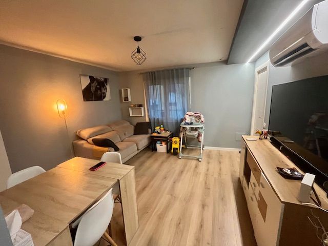 Living room of Flat for sale in  Barcelona Capital  with Air Conditioner, Parquet flooring and Oven