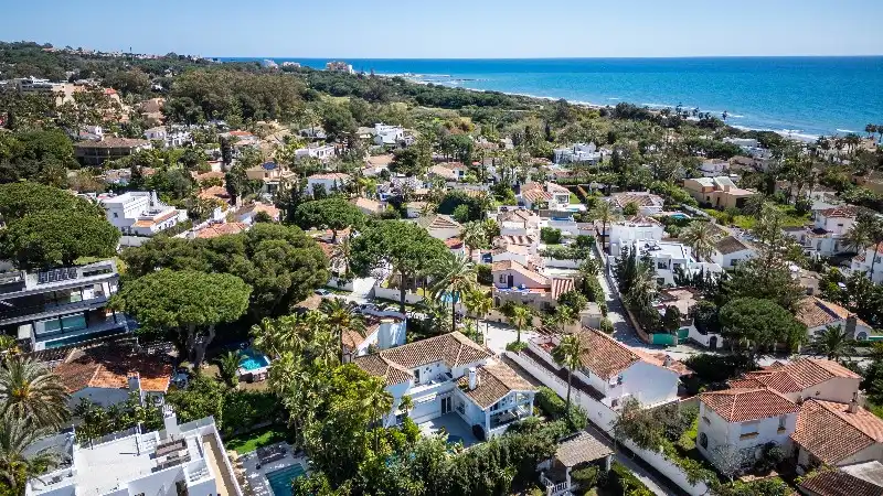 Außenansicht von Einfamilien-Reihenhaus zum Verkauf in Marbella mit Terrasse